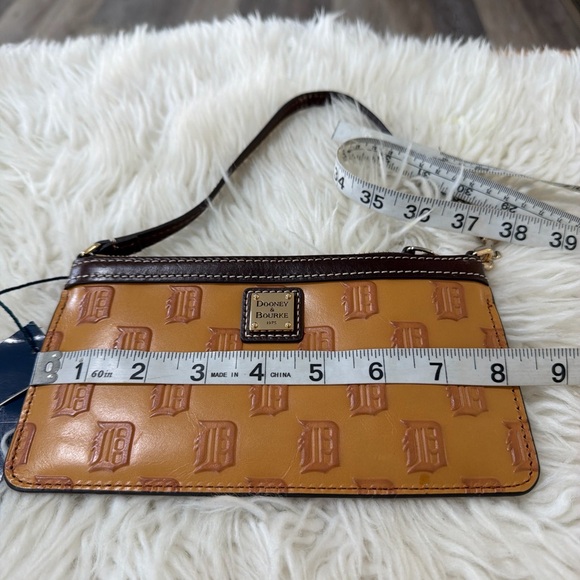 Dooney & Bourke Tan Detroit Tigers Leather Wristlet NWT - Picture 7 of 9